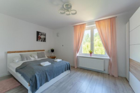 Apartament ZielonoMi - osobna kuchnia, miejsce na samochód - by SpaceApart